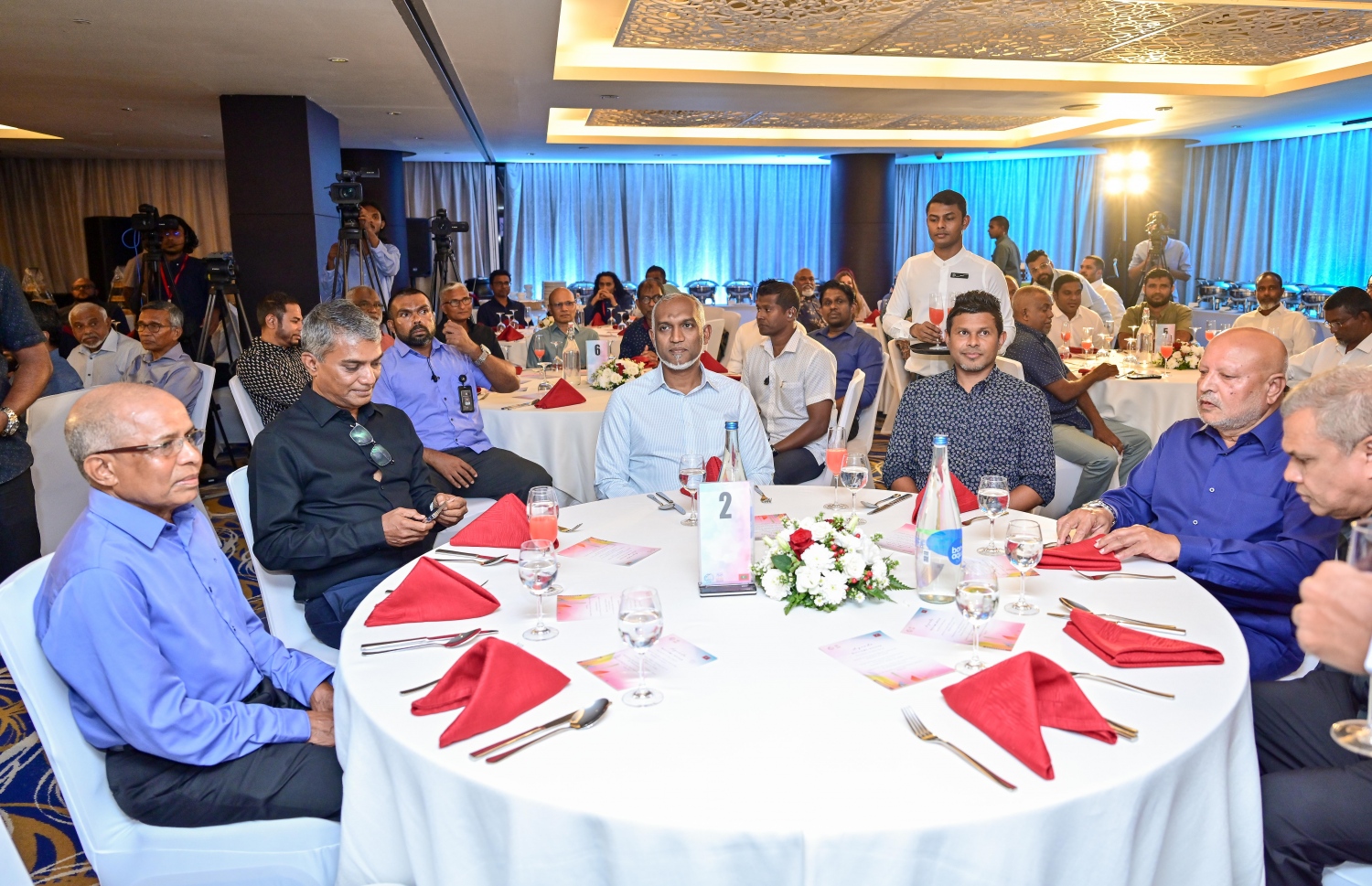 އިންތިހާބީ ރައީސް ޑރ. މުއިއްޒާއި އިންތިހާބީ ނައިބު ރައީސް ހުސައިން މުހައްމަދު ލަތީފް އަދި ރާއްޖޭގެ ބައެއް ވިޔަފާރިވެރިން ރޭގެ ބައްދަލުވުމުގައި.---ފޮޓޯ: ނިޝާން އަލީ| މިހާރު