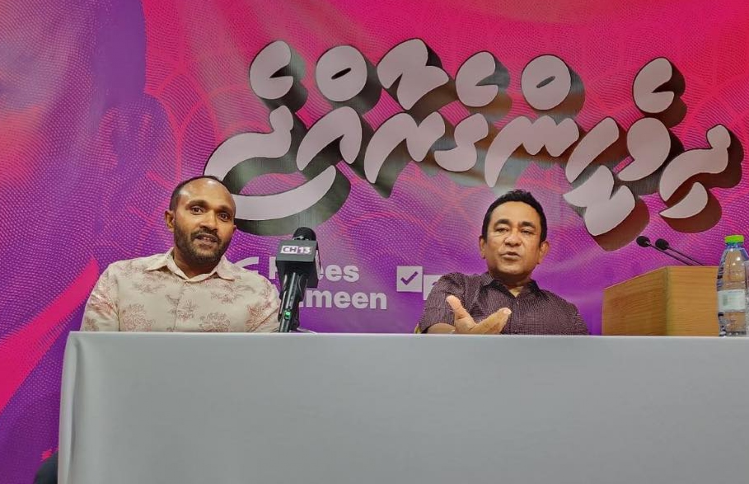 ޔާމީން ރޭ ސަޕޯޓަރުންނާ ބައްދަލުކުރެއްވި އިރު ޖަމީލް އަރިހުގައި: ޕީއެންސީއަށް ޕީޕީއެމްގެ މެމްބަރުން ފޯމު ފުރާތީ ޔާމީން ވަނީ ހިތްހަމަނުޖެހުން ފާޅުކުރައްވާފައި.
