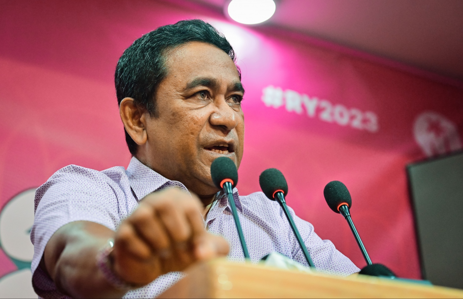 ޕީޕީއެމް އޮފީހުގައި މިރޭ ބޭއްވި ޖަލްސާގައި ޔާމީން ވާހަކަފުޅު ދައްކަވަނީ: މުއިއްޒުގެ ސަރުކާރަށް ފާސް މާކްސް ދެއްވާނެ ދެ ކަމެއް ވިދާޅުވެ ދެއްވި.-- ފޮޓޯ: ނިޝާން އަލީ | މިހާރު