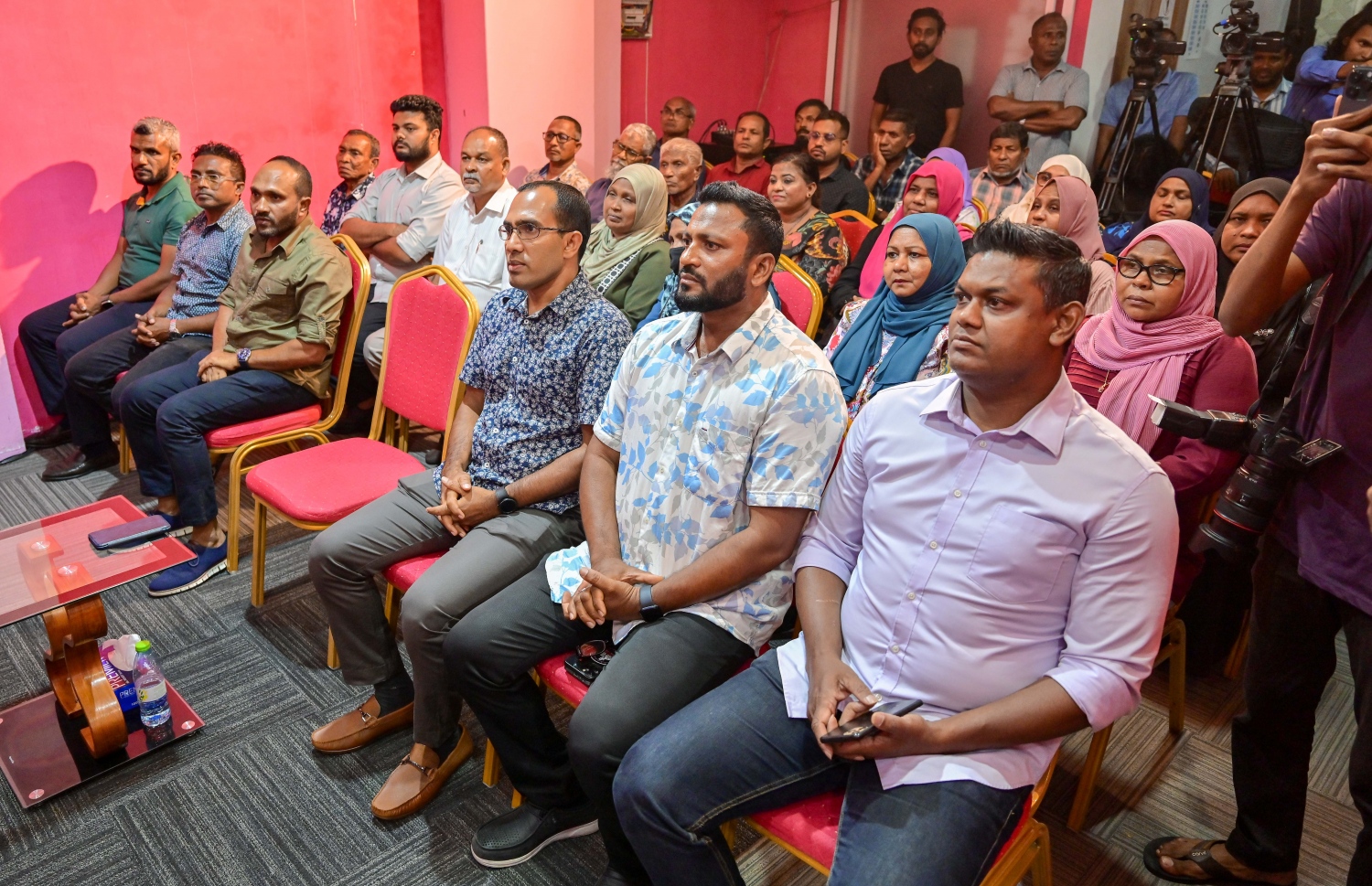 މިރޭގެ ޖަލްސާގައި ޔާމީން ވާހަކަފުޅު ދައްކަވާއިރު، އެ ޖަލްސާ އަށް ދިޔަ ބައެއް މީހުން އެ މަނިކުފާނުގެ ވާހަކަ އަޑުއައްސަވަނީ.---ފޮޓޯ: ނިޝާން އަލީ| މިހާރު