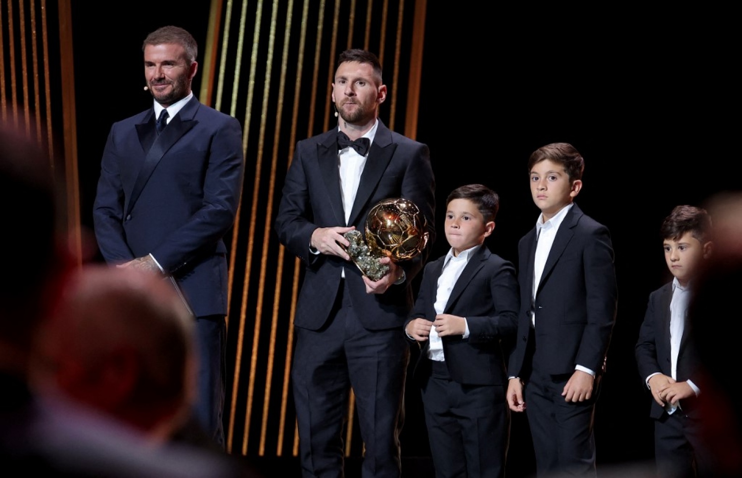 ދުނިޔޭގެ ފުޓްބޯޅައިގައި ދޭ އެންމެ ޝަރަފުވެރި އިންޑަވިޖުއަލް އެވޯޑް، "ބެލޮންޑިއޯ އެވޯޑް" ހަފުލާގައި ފިރިހެން އެންމެ މޮޅު ކުޅުންތެރިޔާގެ އެވޯޑް ލިބުނު ލިއޮނެލް މެސީ އެވޯޑާއެކު.-- ފޮޓޯ: އޭއެފްޕީ