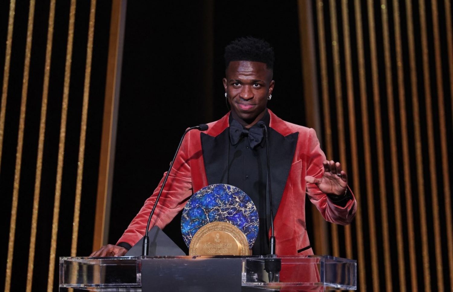 ދުނިޔޭގެ ފުޓްބޯޅައިގައި ދޭ އެންމެ ޝަރަފުވެރި އިންޑަވިޖުއަލް އެވޯޑް، "ބެލޮންޑިއޯ އެވޯޑް" ހަފުލާގައި ރިއަލް މެޑްރިޑްގެ ވިނޝިއަސް ޖޫނިއާ ވާހަކަ ދައްކަނީ.-- ފޮޓޯ: އޭއެފްޕީ