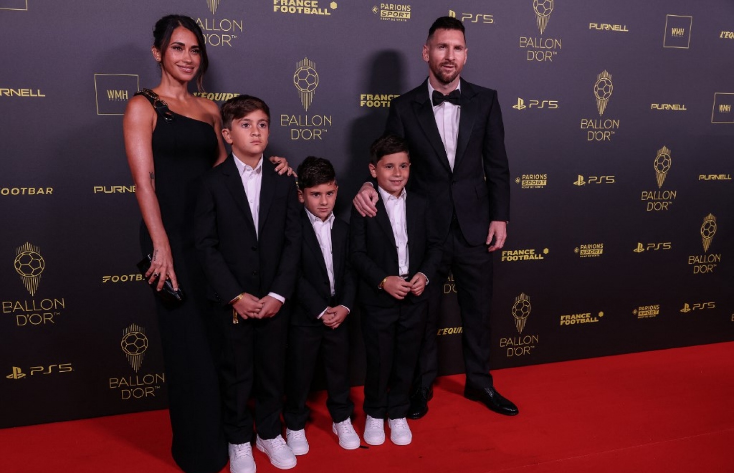 ދުނިޔޭގެ ފުޓްބޯޅައިގައި ދޭ އެންމެ ޝަރަފުވެރި އިންޑަވިޖުއަލް އެވޯޑް، "ބެލޮންޑިއޯ އެވޯޑް" ހަފުލާގައި ލިއޮނެލް މެސީ އޭނާގެ އަންހެނުން އަދި ތިން ދަރިންނާއެކު ހަފުލާގައި ބައިވެރި ވަނީ.-- ފޮޓޯ: އޭއެފްޕީ