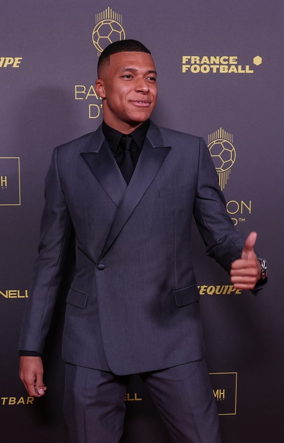 ދުނިޔޭގެ ފުޓްބޯޅައިގައި ދޭ އެންމެ ޝަރަފުވެރި އިންޑަވިޖުއަލް އެވޯޑް، "ބެލޮންޑިއޯ އެވޯޑް" ހަފުލާގައި ޕީއެސްޖީގެ ފޯވާޑް ކިލިއަން އެމްބާޕޭ ބައިވެރިވަނީ.-- ފޮޓޯ: އޭއެފްޕީ