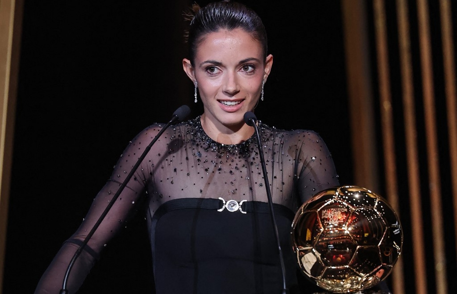 ދުނިޔޭގެ ފުޓްބޯޅައިގައި ދޭ އެންމެ ޝަރަފުވެރި އިންޑަވިޖުއަލް އެވޯޑް، "ބެލޮންޑިއޯ އެވޯޑް" ހަފުލާގައި އަންހެން އެންމެ މޮޅު ކުޅުންތެރިޔާގެ އެވޯޑް ލިބުނު ބާސެލޯނާގެ މިޑްފީލްޑަރު އައިޓާނާ ބޯންމާތީ ވާހަކަ ދައްކަނީ.-- ފޮޓޯ: އޭއެފްޕީ