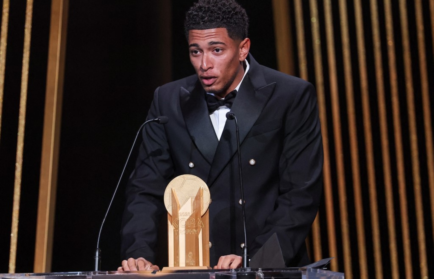 ދުނިޔޭގެ ފުޓްބޯޅައިގައި ދޭ އެންމެ ޝަރަފުވެރި އިންޑަވިޖުއަލް އެވޯޑް، "ބެލޮންޑިއޯ އެވޯޑް" ހަފުލާގައި 21 އަހަރުން ދަށުގެ  އެންމެ މޮޅު ކުޅުންތެރިޔާގެ އެވޯޑް ލިބުނު ރިއަލް މެޑްރިޑްގެ މިޑްފީލްޑަރު ޖޫޑް ބެލިންހަމް ވާހަކަ ދައްކަނީ.-- ފޮޓޯ: އޭއެފްޕީ