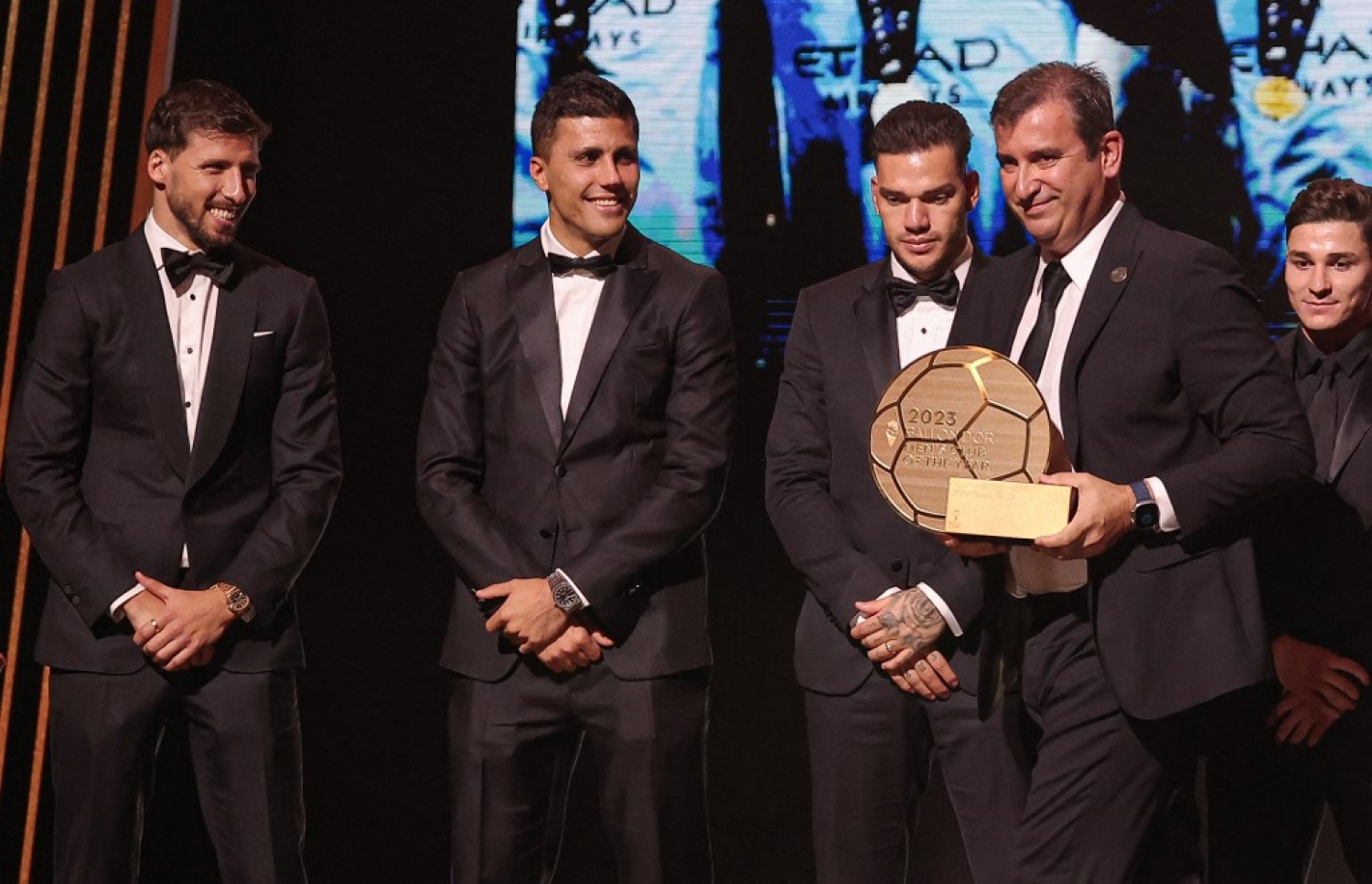 ދުނިޔޭގެ ފުޓްބޯޅައިގައި ދޭ އެންމެ ޝަރަފުވެރި އިންޑަވިޖުއަލް އެވޯޑް، "ބެލޮންޑިއޯ އެވޯޑް" ހަފުލާގައި މެންޗެސްޓާ ސިޓީ އަށް ލިބުނު އެންމެ މޮޅު ކްލަބުގެ އެވޯޑާއެކު އެ ޓީމުގެ ކުޅުންތެރިން ސްޓޭޖުގައި .-- ފޮޓޯ: އޭއެފްޕީ