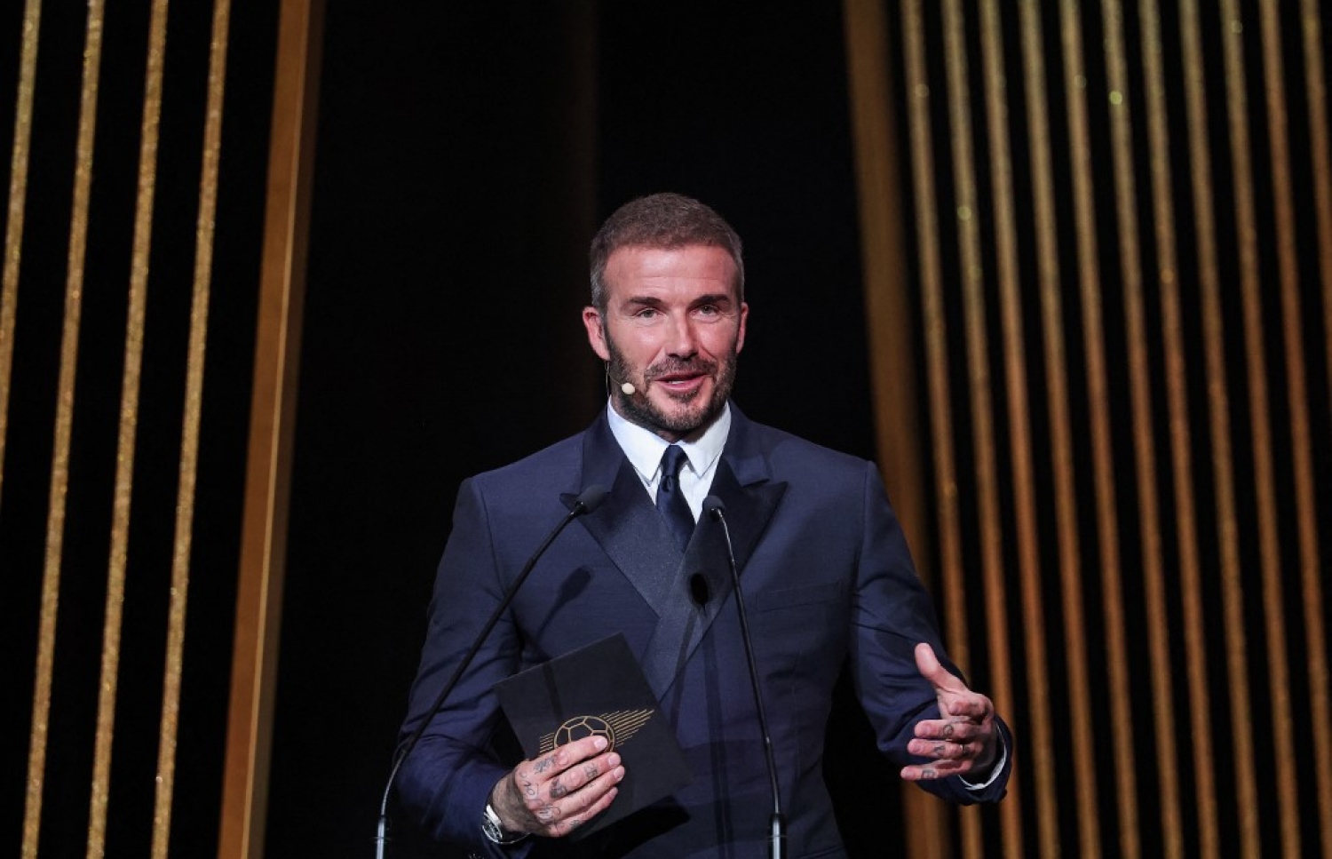 ދުނިޔޭގެ ފުޓްބޯޅައިގައި ދޭ އެންމެ ޝަރަފުވެރި އިންޑަވިޖުއަލް އެވޯޑް، "ބެލޮންޑިއޯ އެވޯޑް" ހަފުލާގައި ކުރީގެ އިނގިރޭސި ވިލާތުގެ ފުޓްބޯޅަ ކުޅުންތެރިޔާ ޑޭވިޑް ބެކަމް ވާހަކަ ދައްކަނީ.-- ފޮޓޯ: އޭއެފްޕީ