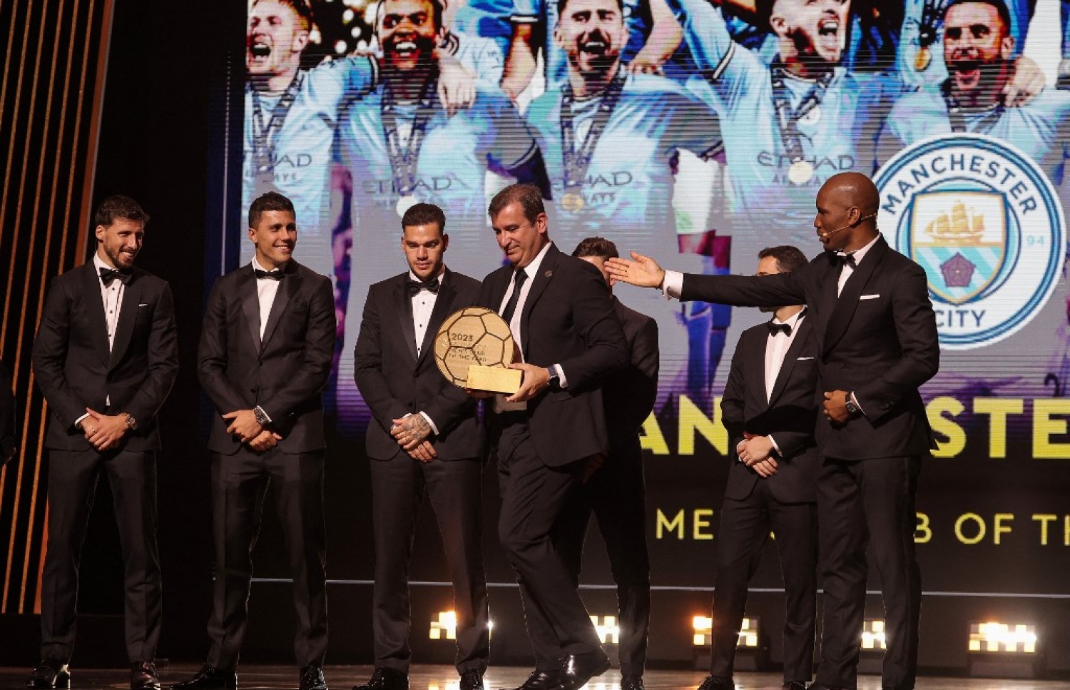 ދުނިޔޭގެ ފުޓްބޯޅައިގައި ދޭ އެންމެ ޝަރަފުވެރި އިންޑަވިޖުއަލް އެވޯޑް، "ބެލޮންޑިއޯ އެވޯޑް" ހަފުލާގައި މެންޗެސްޓާ ސިޓީ އަށް ލިބުނު އެންމެ މޮޅު ކްލަބުގެ އެވޯޑާއެކު އެ ޓީމުގެ ކުޅުންތެރިން ސްޓޭޖުގައި .-- ފޮޓޯ: އޭއެފްޕީ