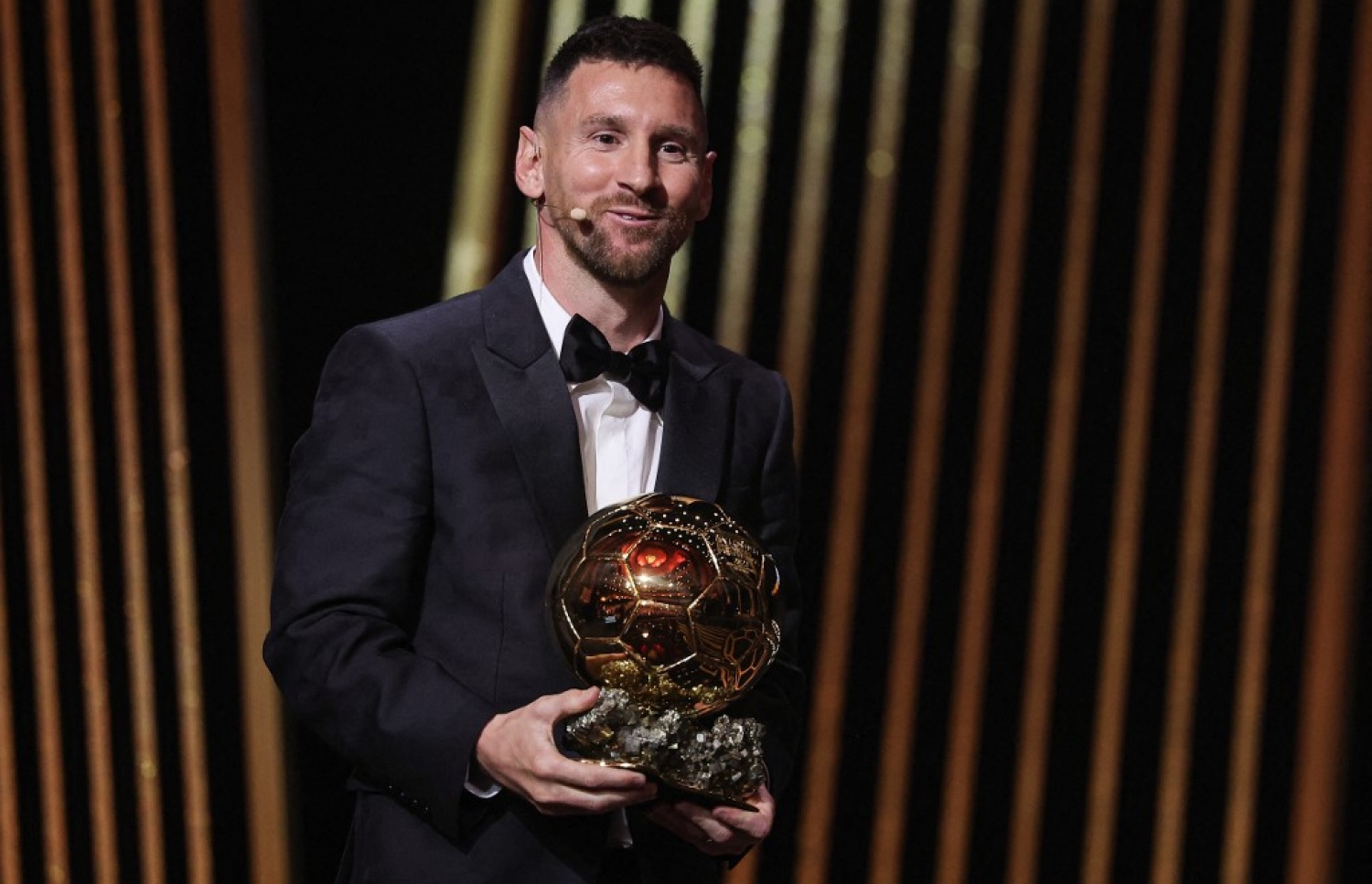 ދުނިޔޭގެ ފުޓްބޯޅައިގައި ދޭ އެންމެ ޝަރަފުވެރި އިންޑަވިޖުއަލް އެވޯޑް، "ބެލޮންޑިއޯ އެވޯޑް" ހަފުލާގައި ލިއޮނެލް މެސީ 8 ވަނަ ބެލޮންޑިއޯ އެވޯޑާއެކު.-- ފޮޓޯ: އޭއެފްޕީ