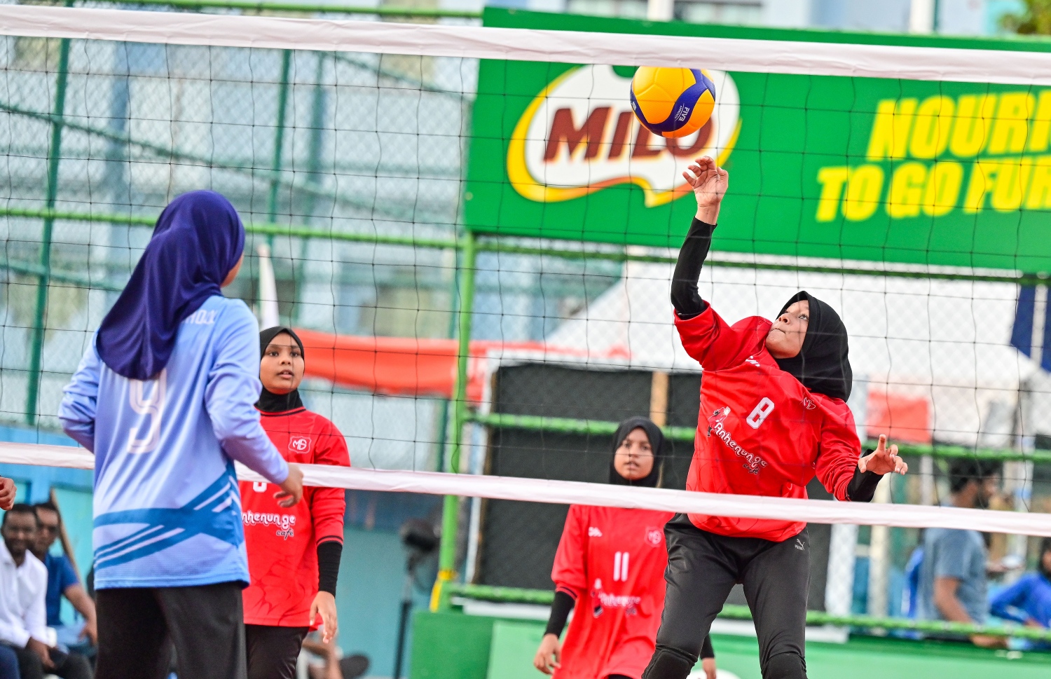 އިއްޔެ މަޑިފުށި ސްކޫލާއި ކެޔޮދޫ ސްކޫލް ބައްދަލުކުރި 14 އަހަރުން ދަށުގެ އަންހެން ސެމީ ފައިނަލް މެޗުގެ ތެރެއިން.-- ފޮޓޯ: ފަޔާޒް މޫސާ | މިހާރު