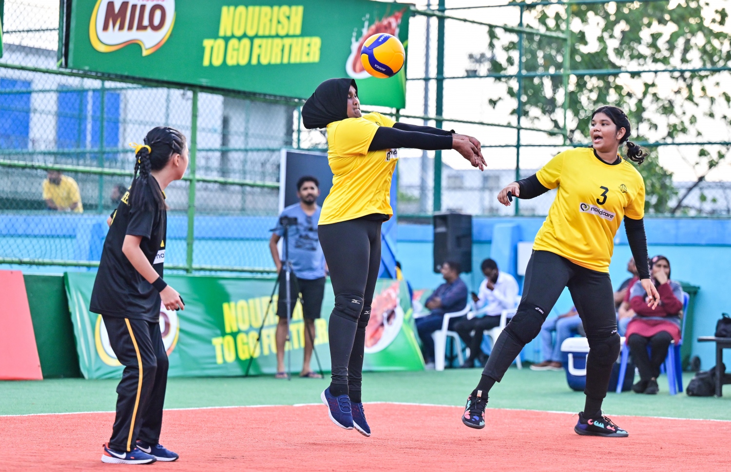 14 އަހަރުން ދަށުގެ އަންހެން ސެމީގައި ފ. އަތޮޅު ސްކޫލާ ދެކޮޅަށް ތާޖުއްދީން ސްކޫލް ކުޅުނު މެޗުގެ ތެރެއިން.-- ފޮޓޯ: ފަޔާޒް މޫސާ | މިހާރު