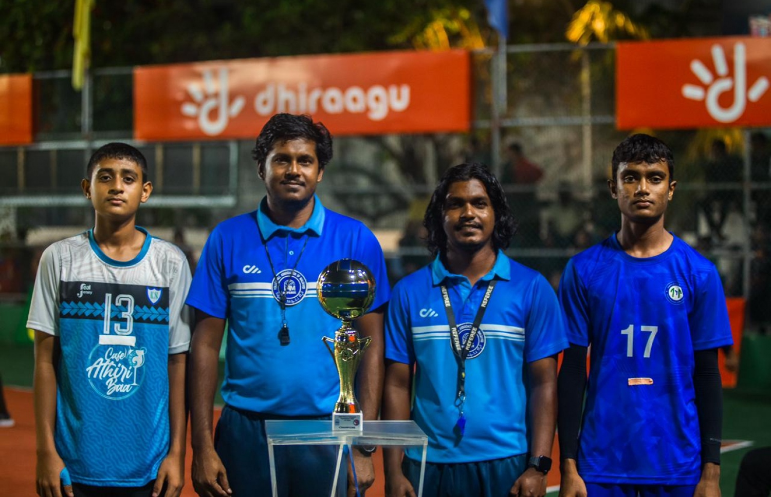 ފ. އަތޮޅު ސްކޫލާއި ކެޔޮދޫ ސްކޫލް ރޭ ބައްދަލުކުރި 14 އަހަރުން ދަށުގެ ފިރިހެން ފައިނަލް މެޗުގެ ކުރިން ދެ ޓީމުގެ ކެޕްޓަނުން މެޗު އޮފިޝަލުންނާ އެކު.-- ފޮޓޯ: ވީއޭއެމް