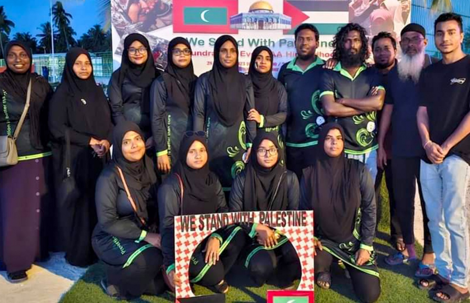 ފަލަސްތީން ފަންޑަށް ފައިސާ އެއްކުރަން އއ. ހިމަންދޫގައި ބޭއްވި ފަންޑްރެއިޒިން އިވެންޓުގައި އިސްކޮށް އުޅުނު އެ ރަށުގެ މީހުން.-- ފޮޓޯ: ސްޓެލްކޯ