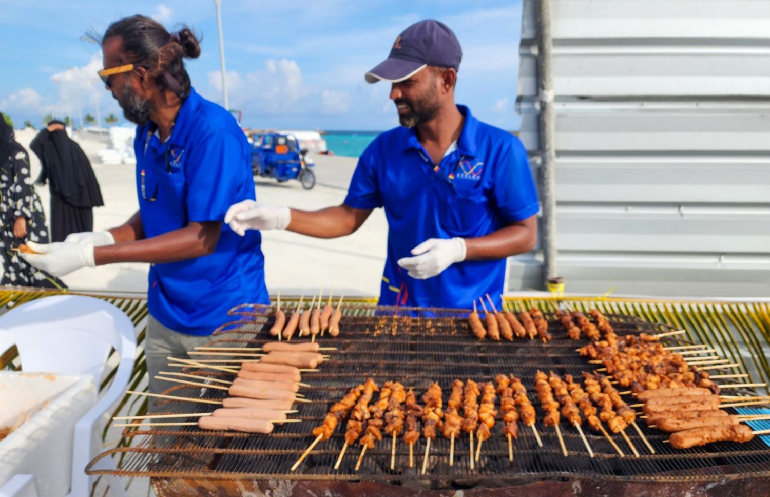 ފަލަސްތީން ފަންޑަށް ފައިސާ އެއްކުރަން އއ. ހިމަންދޫގައި ބޭއްވި ފަންޑްރެއިޒިން އިވެންޓުގައި ސްޓެލްކޯގެ މުވައްޒަފުން ބާބަކިއު ހަދަނީ.-- ފޮޓޯ: ސްޓެލްކޯ