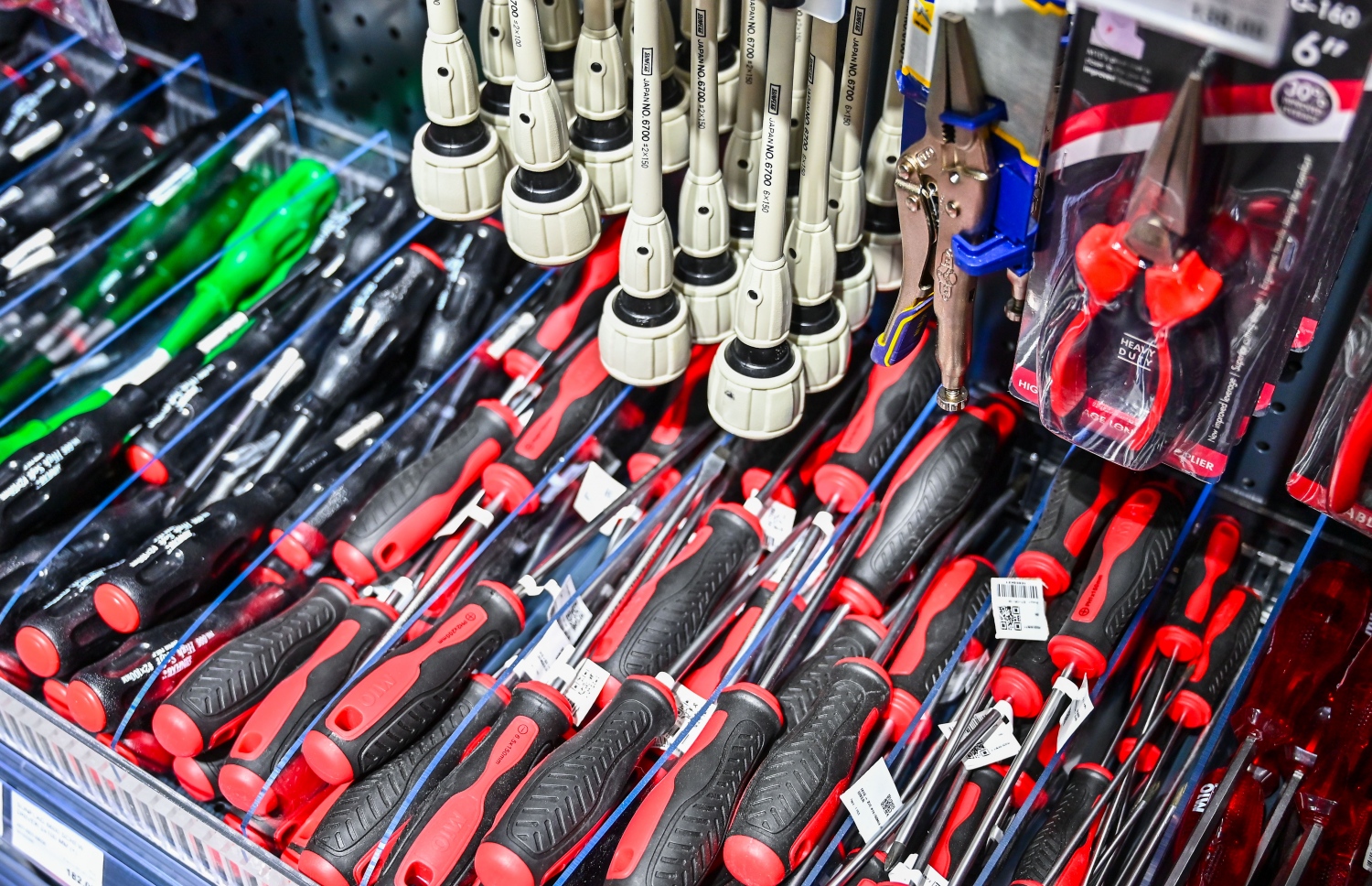 ސޮނީ ހޯމް މެއިންޓެނަންސް ފިހާރައިން ވިއްކާ ބައެއް ތަކެތި: އެފިހާރައިން ގޭތެރެއަށް ބޭނުންވާ ހުރިހާ ސާމާނެއް ލިބޭ -- ފޮޓޯ: ފަޔާޒް މޫސާ / މިހާރު