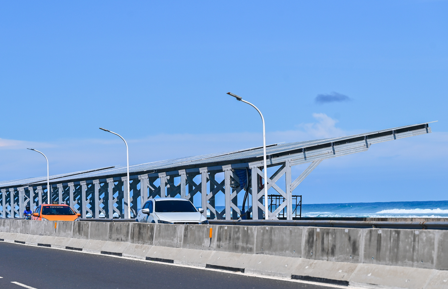 މާލެ-ހުޅުމާލެ ހައިވޭ: ރޭސިން ޓްރެކް އަޅަން ހައިވޭއާ ޖެހިގެން ދެ ކިލޯމީޓަރުގެ ސަރަހައްދެއް ހިއްކަން ވަނީ ނިންމައިފައި.-- ފޮޓޯ: ފަޔާޒް މޫސާ | މިހާރު