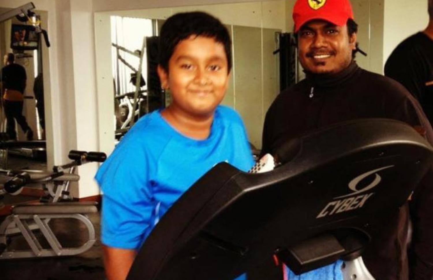 އައިޒެކް (ވ) އުމުރުން 12 އަހަރުގައި ޖިލްގައި ޓްރޭން ހަދަނީ: އޭނާގެ ހަށިގަނޑު އޭރު ހުރި ގޮތާ މިހާރު ހުރި ގޮތް ތަފާތު