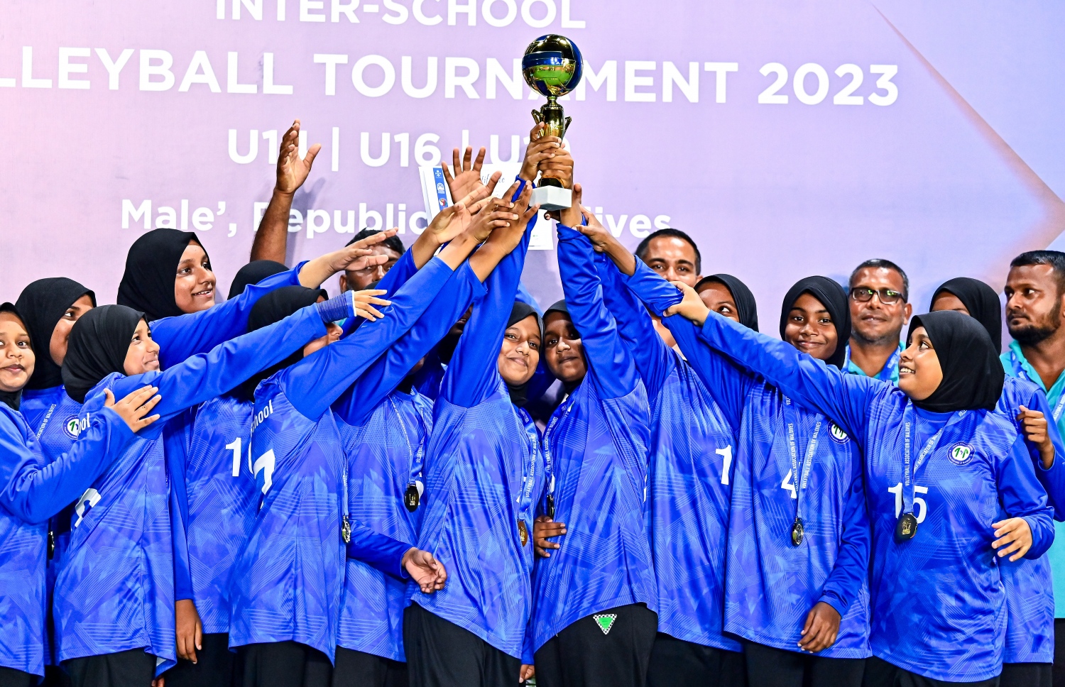 14 އަހަރުން ދަށުގެ އަންހެން ޗެމްޕިއަންކަން ހޯދި ފ. އަތޮޅު ސްކޫލް ޓީމުން ތަށި އުފުލާލަނީ.-- ފޮޓޯ: ފަޔާޒް މޫސާ | މިހާރު