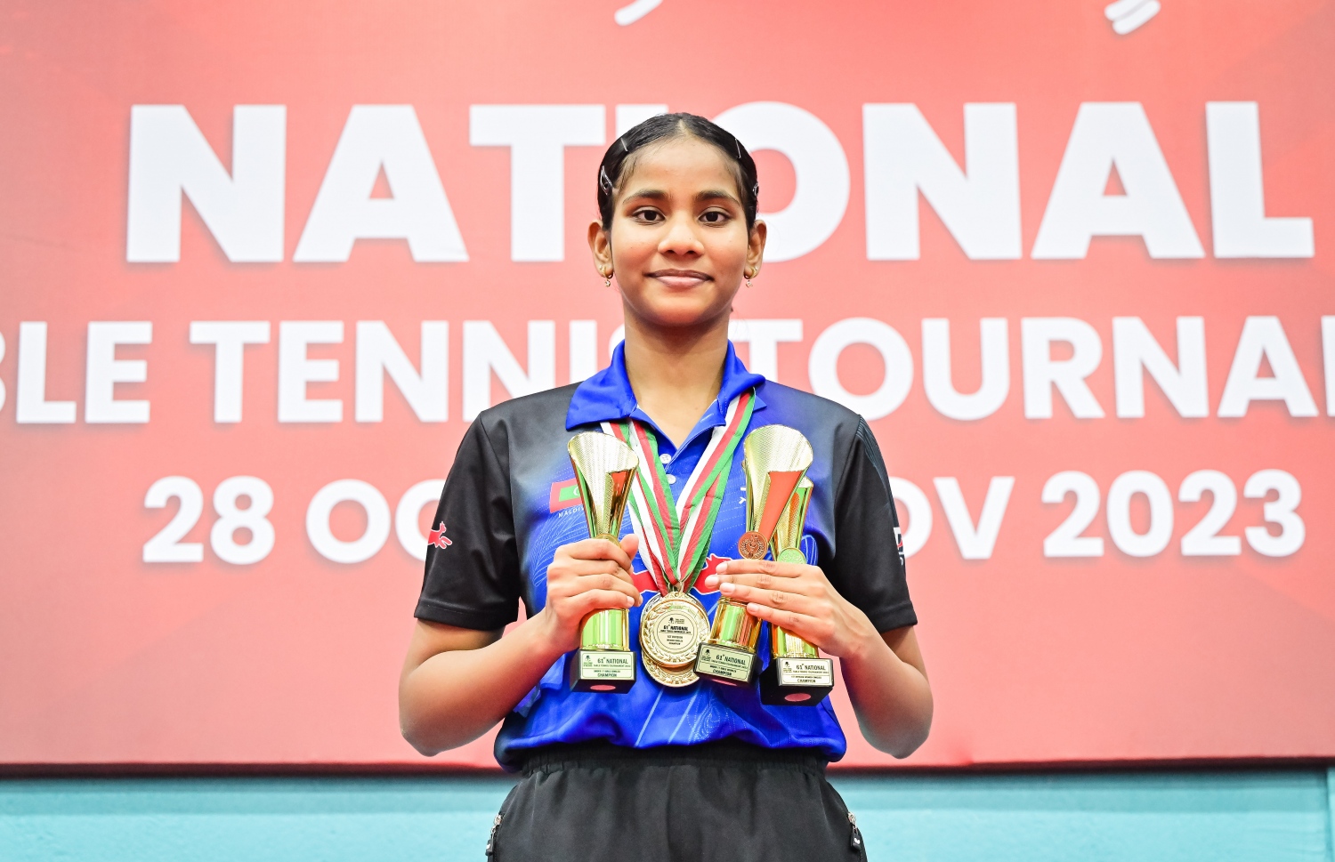 ގައުމީ މުބާރާތުގައި ހޯދި ތިން ތައްޓާ އެކު ދީމާ އުފާފާޅު ކުރަނީ: ފުރަތަމަ ފެށި ގޮތަށް މެދުނުކެނޑި ގައުމީ ތަށި ވިދިވިދިގެން ހަތަރު ފަހަރު ހޯދި ފުރަތަމަ ކުޅުންތެރިޔަކީ އޭނާ --- ފޮޓޯ: ނިޝާން އަލީ | މިހާރު