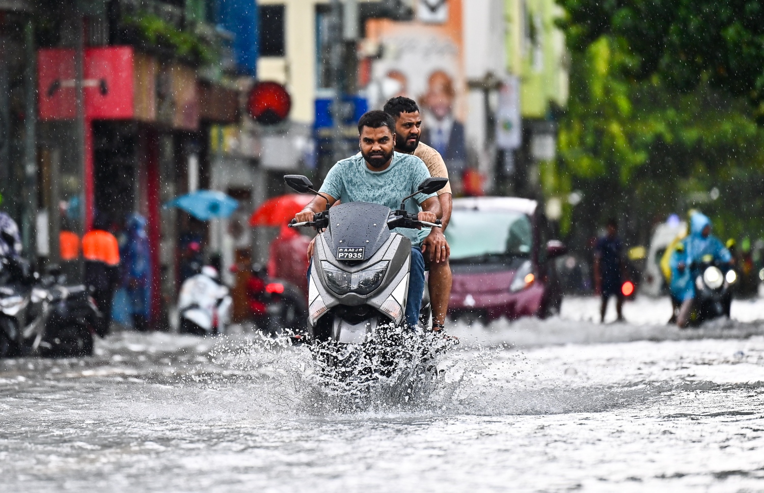 މާލޭގައި ފެންބޮޑުވެފައި. -- ފޮޓޯ: ފަޔާޒް މޫސާ / މިހާރު