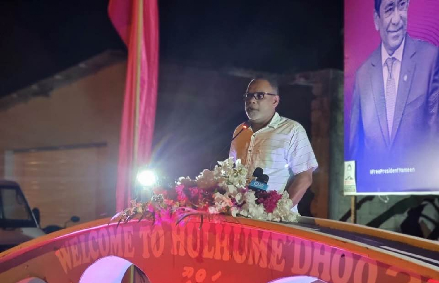 މުއިއްޒުގެ ކާމިޔާބީ ފާހަގަކުރަން އައްޑޫ ހުޅުދޫގައި ރޭ ބޭއްވި ޖަލްސާގައި އަބްދުއްރަހީމް ވާހަކަ ދައްކަވަނީ.