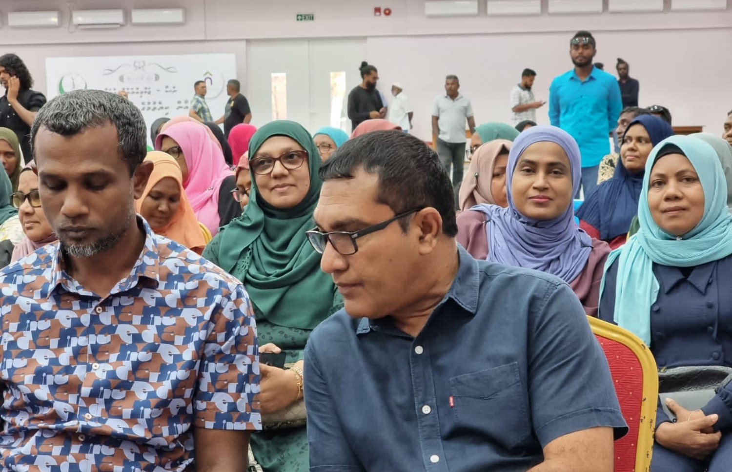 ހިތަދޫގައި މިއަދު ބޭއްވި ޖަލްސާގައި މެމްބަރު ތޯރިގާއި ފޭދޫ ދާއިރާގެ ކުރީގެ މެމްބަރު އިބްރާހިމް ދީދީ (އައިބީ) މަޝްވަރާ ކުރައްވަނީ.