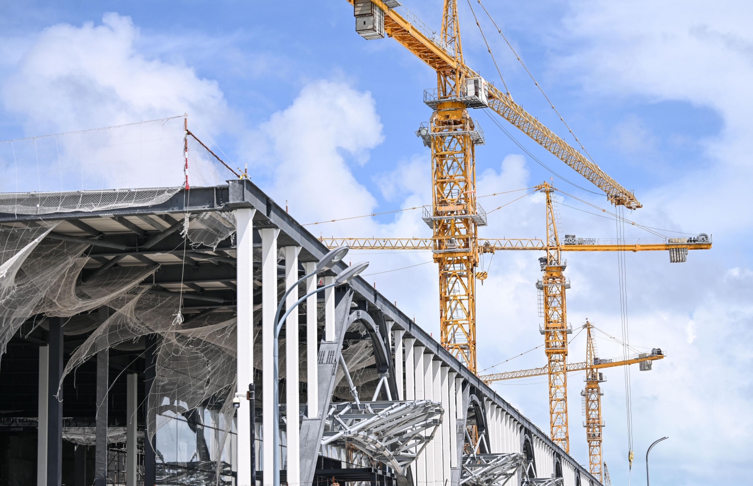 އާ ޓާމިނަލްގެ މަސައްކަތް ކުރަނީ: މިއީ ގައުމުގެ އިގްތިސާދާ ގުޅިފައި އޮތް އެންމެ ބޮޑު މަޝްރުއު -- ފޮޓޯ: ނިޝާން އަލީ/ މިހާރު