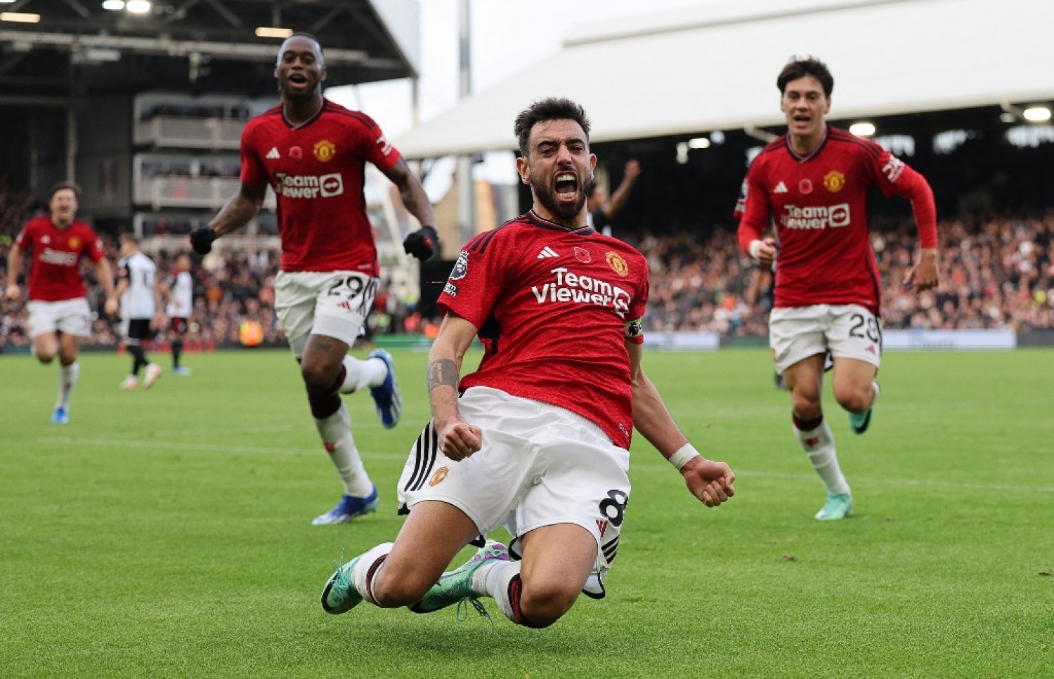 ފެނާންޑޭޒް، ޔުނައިޓެޑް މޮޅުކޮށްދިން ގޯލަށް ފަހު އުފާފާޅުކުރަނީ.-- ފޮޓޯ: އޭއެފްޕީ