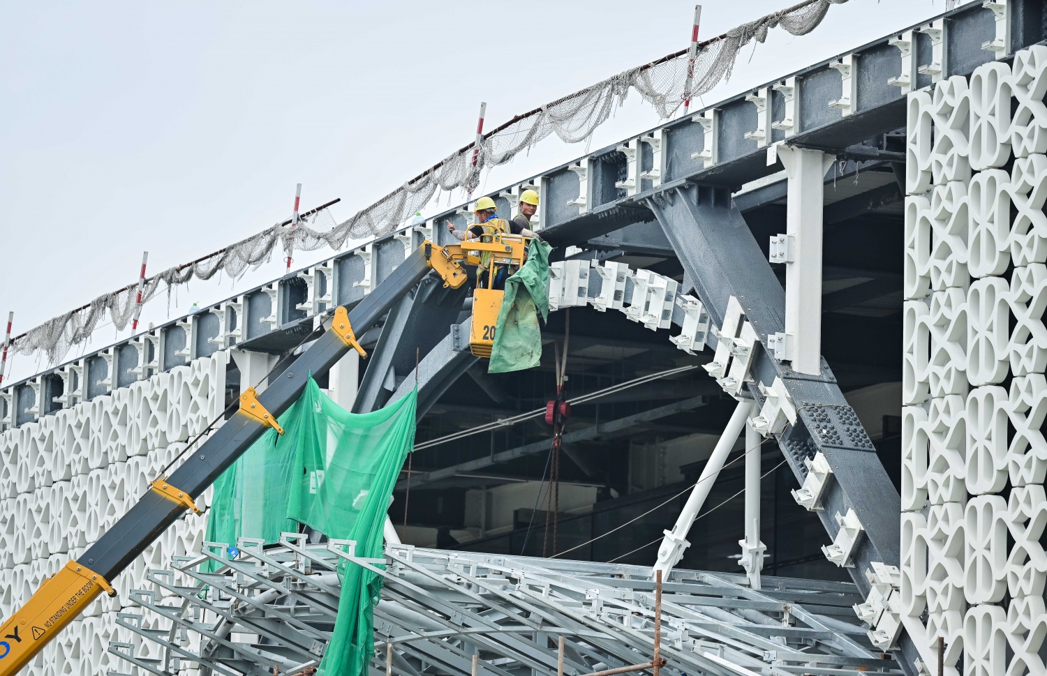 އާ ފަސިންޖަރުންގެ ޓާމިނަލްގެ މަސައްކަތްތައް ކުރިއަށް ގެންދަނީ. އެ ޓާމިނަލް މި އަހަރު ނިމުމުގެ ކުރިން ހުޅުވުމަކީ އާ ސަރުކާރުގެ އަމާޒެއް -- ފޮޓޯ: ނިޝާން އަލީ / މިހާރު