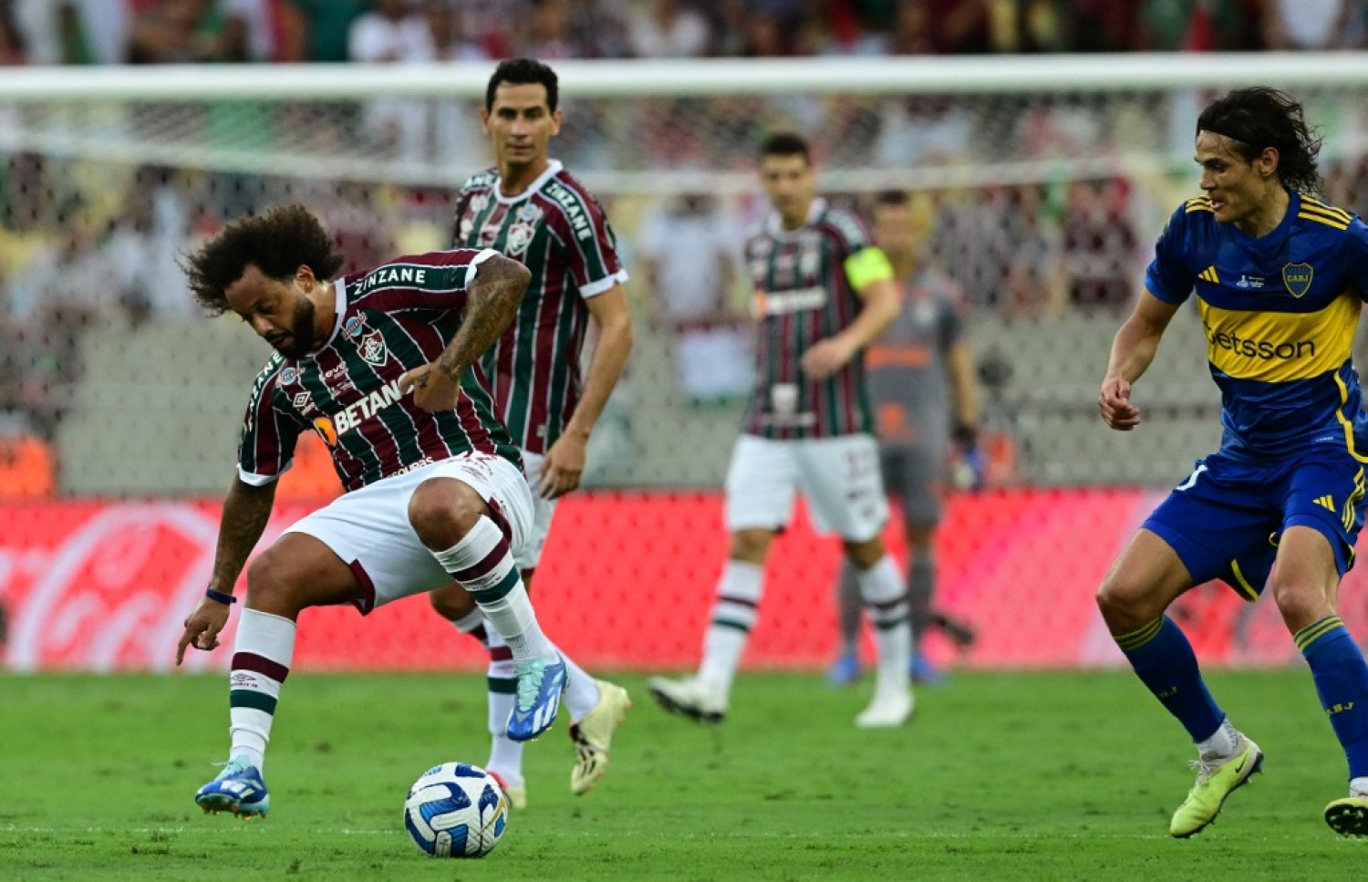 މާސެލޯ (ވ) އަތުން ބޯޅަ ހޯދަން ކަވާނީ (ކ) މަސައްކަތް ކުރަނީ.-- ފޮޓޯ: އޭއެފްޕީ