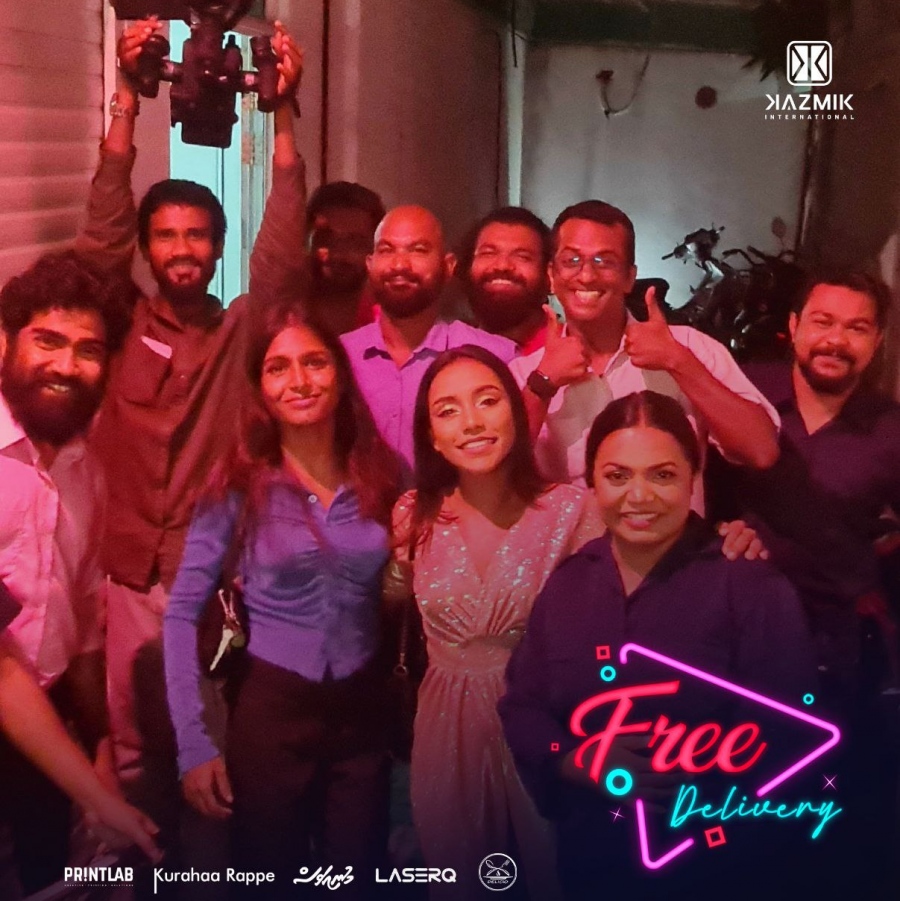 "ފްރީ ޑެލިވަރީ"ގެ ކާސްޓާއި ކްރޫ.