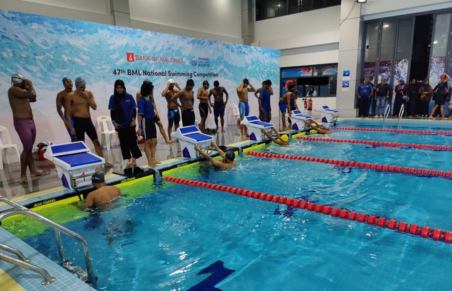 މިހާރު ކުރިއަށްދާ ގައުމީ މުބާރާތުގެ ތެރެއިން؛ ސްވިމިން އެސޯސިއޭޝަނުން ވަނީ އޮޓަމޭޓެޑް ޓައިމިން ސިސްޓަމް އަދި ޕުޝްޕެޑް ބޭނުން ކޮށްގެން ފެތުންތެރިންގެ ނަތީޖާ ރެކޯޑް ކުރަން ފަށާފައި.-- ފޮޓޯ: ސްވިމިން އެސޯސިއޭޝަން