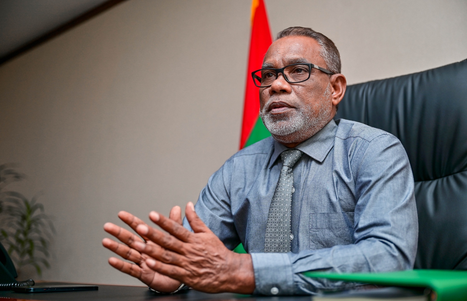 އަބްދުއްރަހީމް "މިހާރު" އާ މިއަދު ވާހަކަ ދައްކަވަނީ.---ފޮޓޯ: ފަޔާޒު މޫސާ| މިހާރު