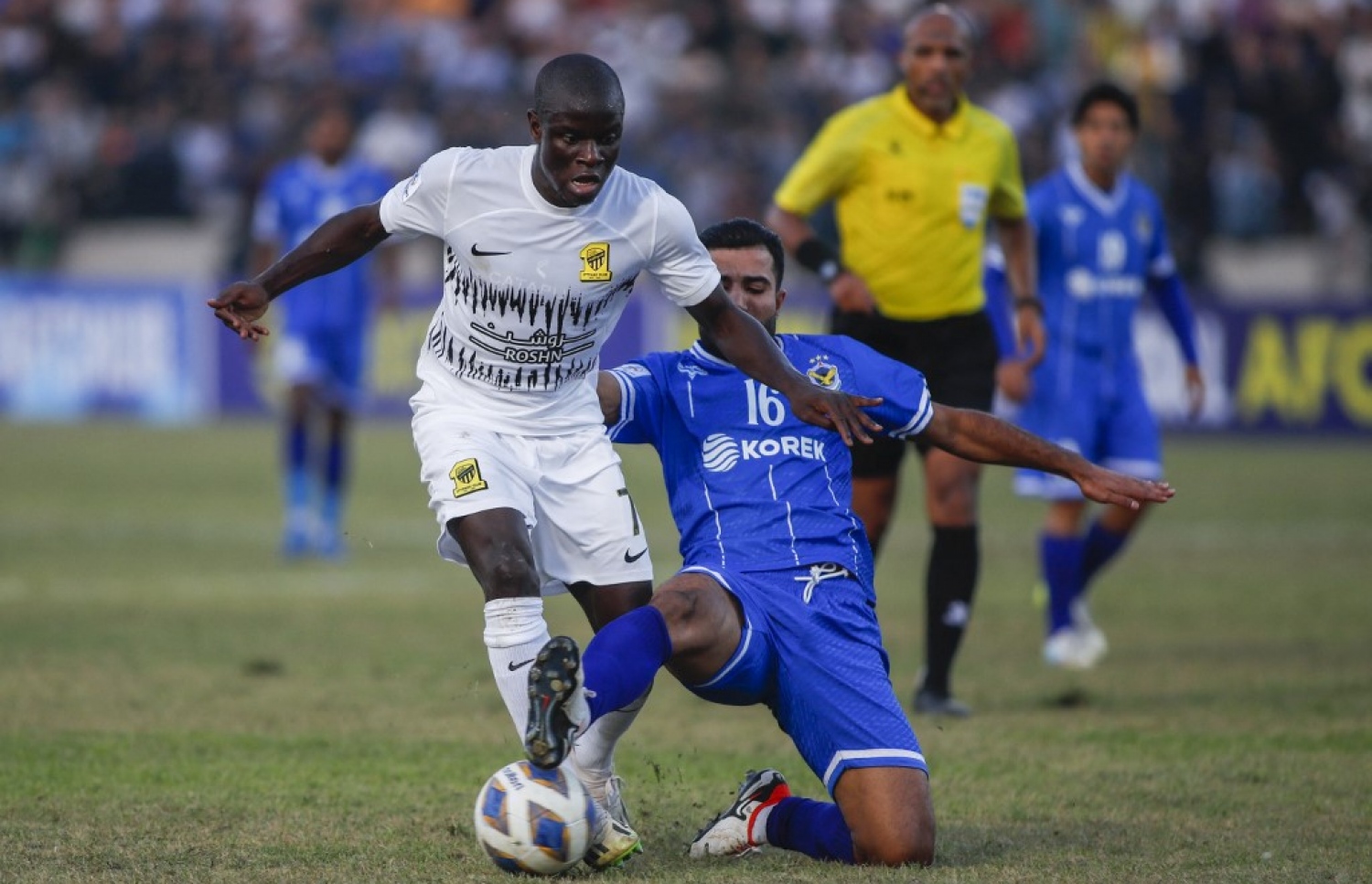 ކަންޓޭ އަތުން ބޯޅަ ހޯދަން އިދިކޮޅު ކުޅުންތެރިއަކު މަސައްކަތް ކުރަނީ.-- ފޮޓޯ: އޭއެފްޕީ