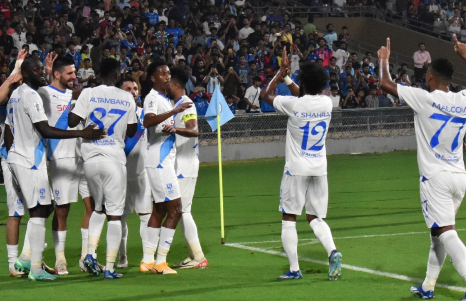 ހިލާލުގެ ދެވަނަ ގޯލަށް ފަހު ކުޅުންތެރިން އުފާފާޅު ކުރަނީ.-- ފޮޓޯ: އޭއެފްޕީ