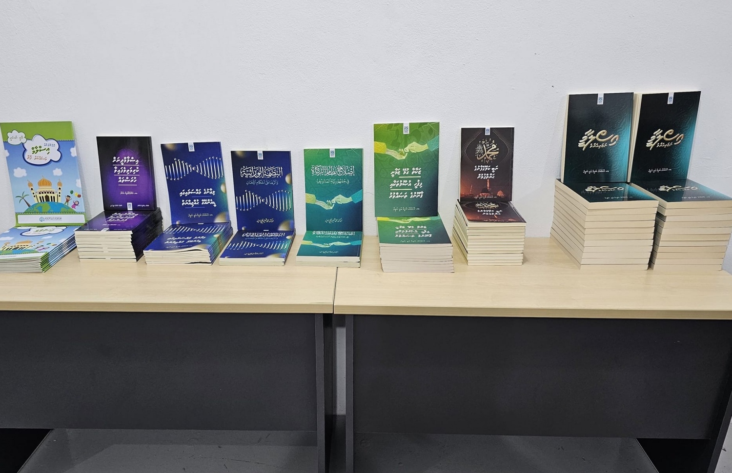 ޝަހީމް މިހާތަނަށް ނެރުއްވި ބައެއް ފޮތްތައް ރޭގެ ހަފުލާގައި ދައްކާލަން އަތުރާފައި.---ފޮޓޯ: ނިޝާން އަލީ| މިހާރު