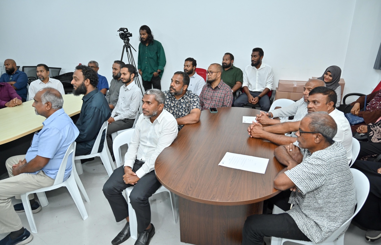 ޝަހީމްގެ އިސްލާމީ ނަޒަރިއްޔާތު ފޮތް ނެރުމަށް ރޭ ބޭއްވި ހަފުލާ އަށް ވަޑައިގެންނެވި ބައެއް ބޭފުޅުން.---ފޮޓޯ: ނިޝާން އަލީ| މިހާރު