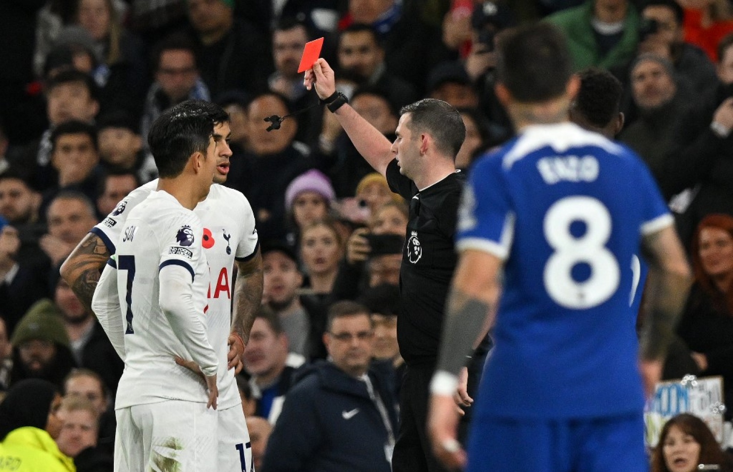 ރެފްރީ އޮލިވާ، ރޮމޭރޯ އަށް ރަތް ކާޑު ދައްކަނީ.-- ފޮޓޯ: އޭއެފްޕީ