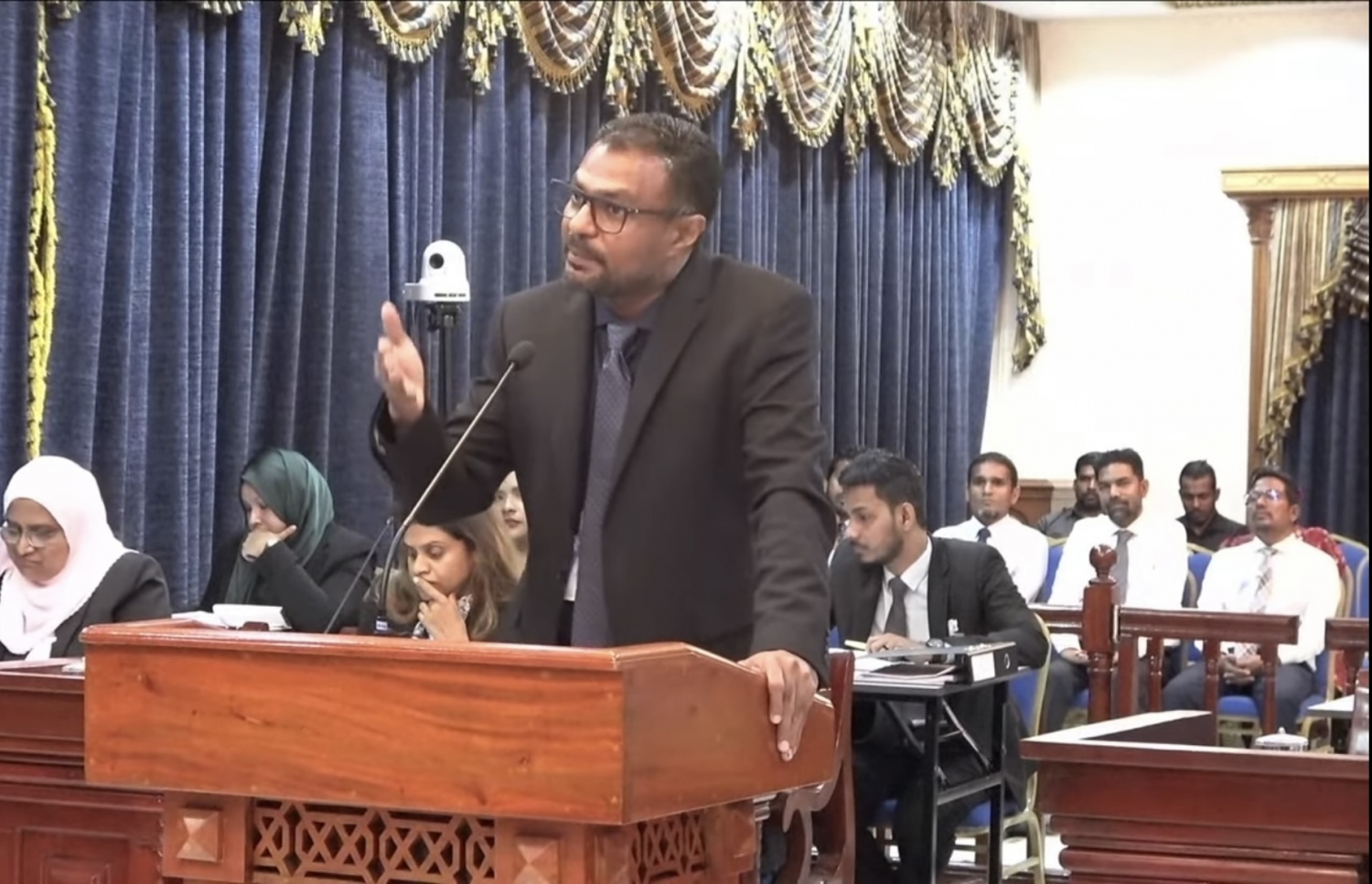 މިއަދުގެ އަޑުއެހުމުގައި އެމްޑީޕީގެ ވަކީލު އަހުމަދު އަބްދުﷲ އަފީފު ވާހަކަ ދައްކަަވަނީ: އެ ޕާޓީން ދެކެނީ އިތުބާރު ނެތް ކަމުގައި މައްސަލަ ހުވާކުރާ ޖަލްސާއަށް އެޖެންޑާ ކުރަން ޖެހޭނެ ކަމަށް.