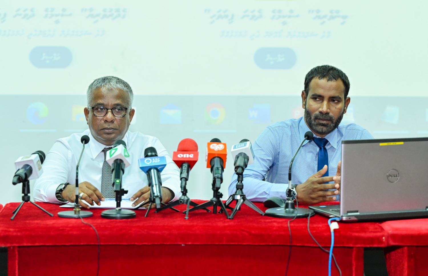 ދާއިމީ ފްލެޓު ލިސްޓަށް ހުރި ޝަކުވާތަކާ ގުޅިގެން ހައުސިން މިނިސްޓްރީން މިދިޔަ އަންގާރަ ދުވަހު ބޭއްވި ނޫސްވެރިންގެ ބައްދަލުވުމުގައި ސްޓޭޓް މިނިސްޓަރު އަކްރަމް (ވ) އަދި އެގްޒެކެޓިވް ޑިރެކްޓަރު އާރިފް ވާހަކަދައްކަވަނީ.-- ފޮޓޯ: ފަޔާޒު މޫސާ/ މިހާރު