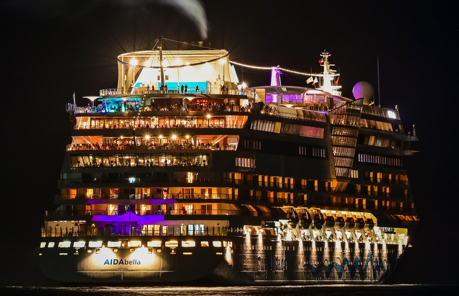 އައިޑާ ބެލާ" ކްރޫޒްލައިނާ މާލޭ ކައިރިއަށް ބަނދަރުކޮށްފައި: 2500 ފަސިންޖަރުންގެ ޖާގައިގެ މި ކްރޫޒްލައިނާގައި 600 ފަޅުވެރިން ހިދުމަތް ދިނުމުގައި އުޅޭ.--- ފޮޓޯ: ނިޝާން އަލީ| މިހާރު