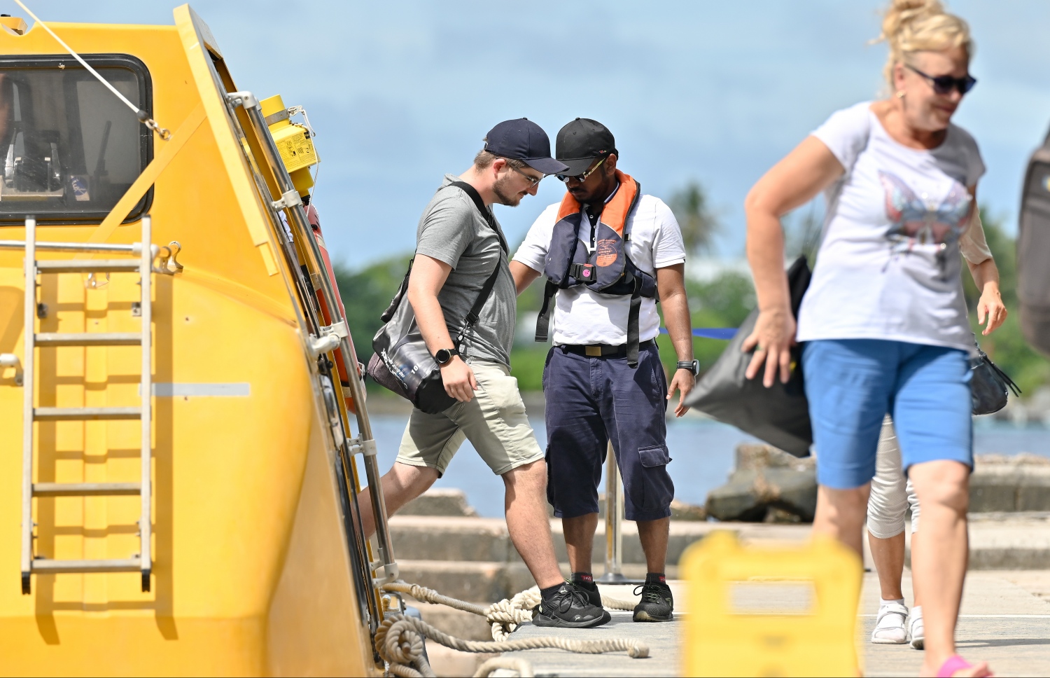 "އައިޑާ ބެލާ" ކްރޫޒްލައިނާ އިން އައި ބައެއް ޓޫރިސްޓުން މާލެ ފައިބަނީ.--- ފޮޓޯ:ނިޝާން އަލީ | މިހާރު