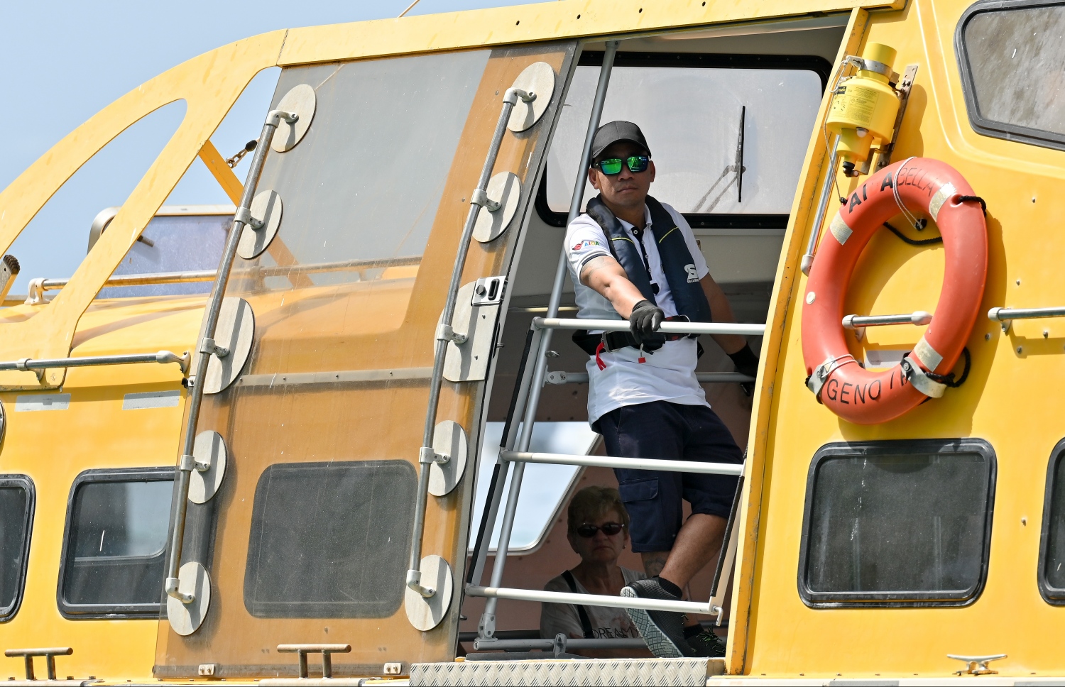 "އައިޑާ ބެލާ" ކްރޫޒްލައިނާ ޓޫރިސްޓުން ގޮވައިގެން އެ ކްރޫޒްލައިނާގެ ފެރީ މާލޭގެ ނެރުން ވަންނައިރު، އެ ފެރީގެ ފަޅުވެރިއަކު ބޭރު ބަލަން މަޑުކޮށްލައިގެން.-- ފޮޓޯ: ނިޝާން އަލީ | މިހާރު