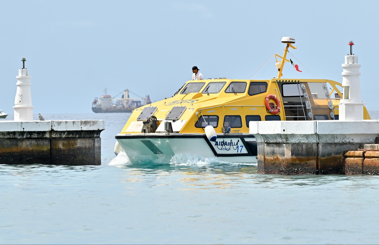 "އައިޑާ ބެލާ" ކްރޫޒްލައިނާ ޓޫރިސްޓުން ގޮވައިގެން އެ ކްރޫޒްލައިނާގެ ފެރީ މާލޭގެ ނެރުން ވަންނަނީ.--- ފޮޓޯ: ނިޝާން އަލީ | މިހާރު