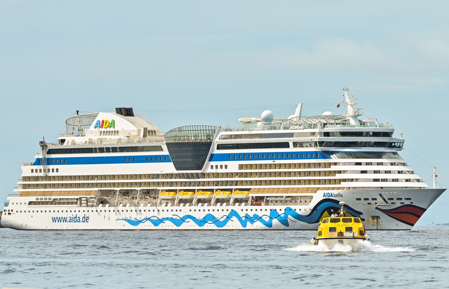 އައިޑާ ބެލާ" ކްރޫޒްލައިނާ މާލޭ ކައިރިއަށް ބަނދަރުކޮށްފައި: 2500 ފަސިންޖަރުންގެ ޖާގައިގެ މި ކްރޫޒްލައިނާގައި 600 ފަޅުވެރިން ހިދުމަތް ދިނުމުގައި އުޅޭ.--- ފޮޓޯ: ނިޝާން އަލީ| މިހާރު