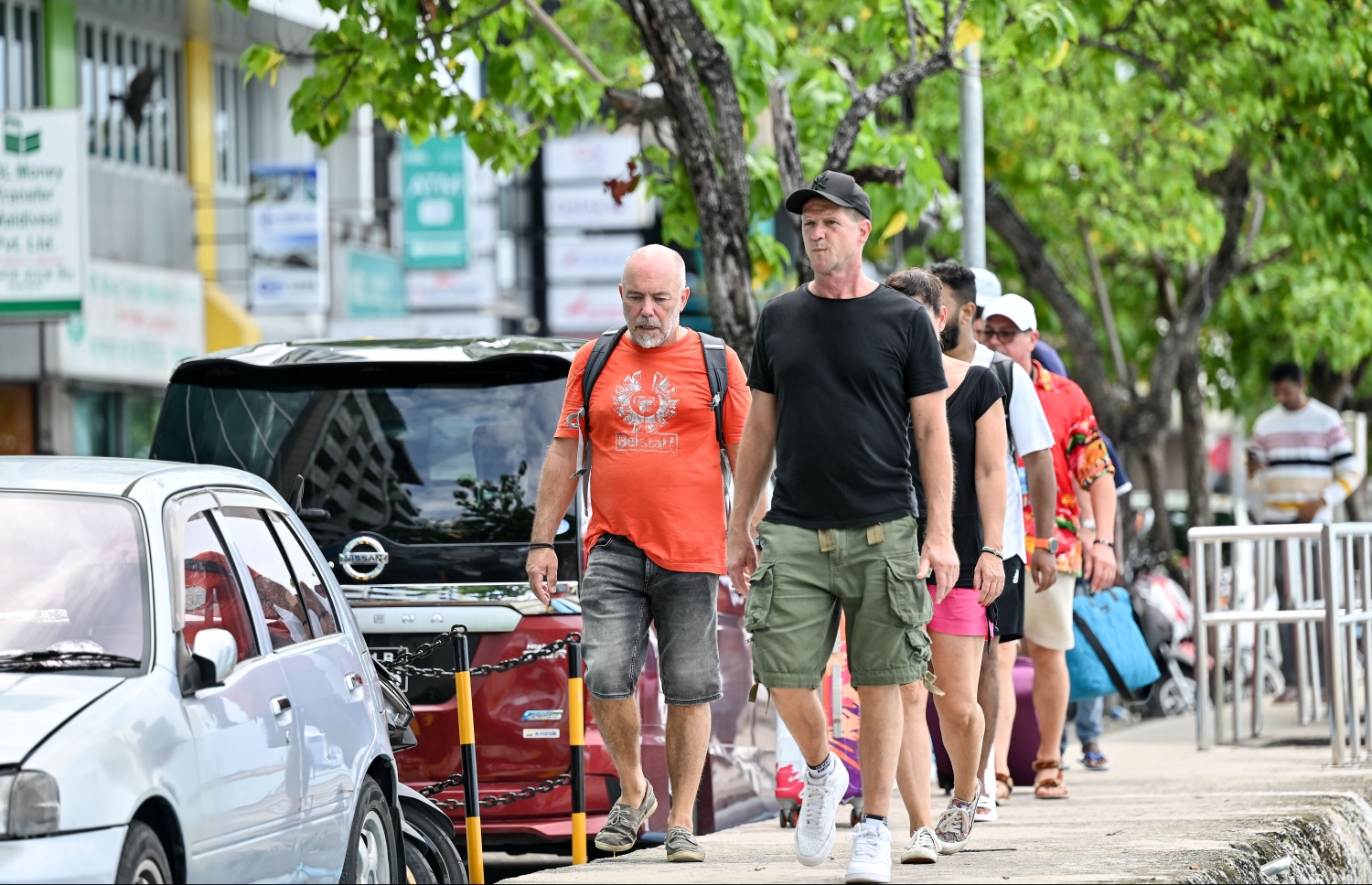 "އައިޑާ ބެލާ" ކްރޫޒްލައިނާ އިން މާލެ ފޭބި ޓޫރިސްޓުން ތަކެއް ފާލަން ކައިރިން ހިނގާފަ ދަނީ.--- ފޮޓޯ:ނިޝާން އަލީ | މިހާރު