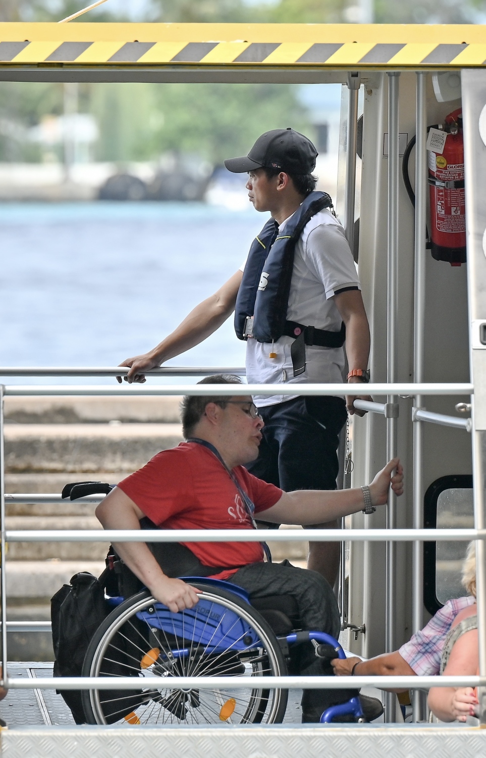 "އައިޑާ ބެލާ" ކްރޫޒްލައިނާ ޓޫރިސްޓުން ގޮވައިގެން އެ ކްރޫޒްލައިނާގެ ފެރީ މާލޭގެ ނެރުން ވަންނައިރު،ފުރޮޅުލީ ގޮނޑިއެއްގައި އިން ޓޫރިސްޓަކު މާލެ ފައިބަން ތައްޔާރުވަނީ.-- ފޮޓޯ: ނިޝާން އަލީ | މިހާރު