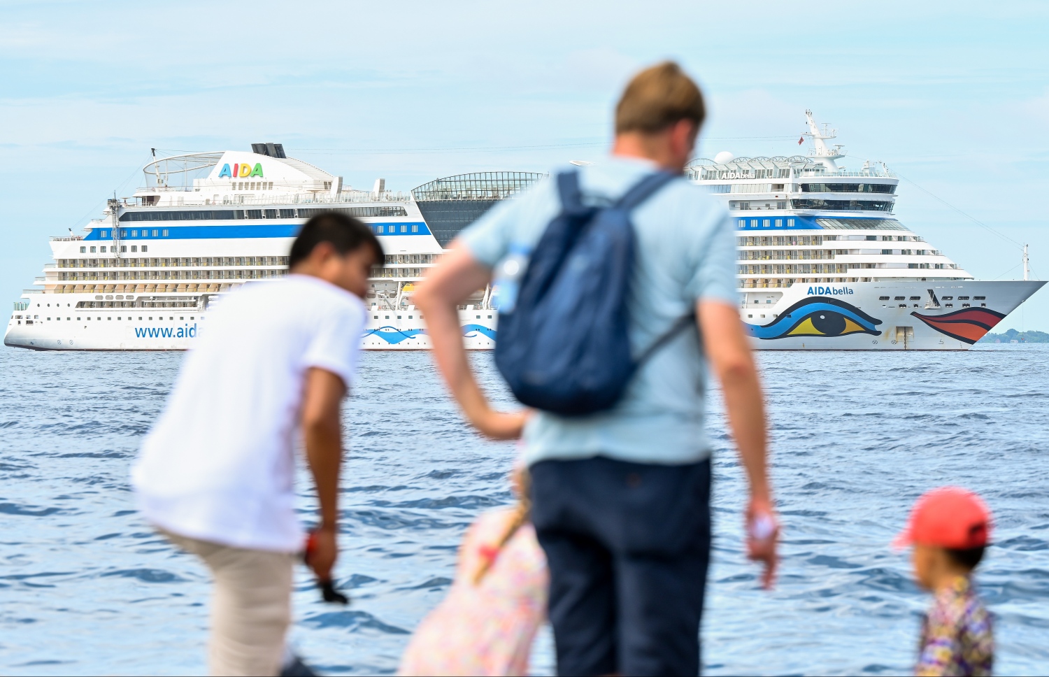 "އައީޑާ ބެލާ" ކްރޫޒްލައިނާ އިން މާލެ ފޭބި ބައެއް ޓޫރިސްޓުން މަސް މާރުކޭޓު ސަރަހަަދުގައި ހަރަކާތްތެރިވަނީ.--- ފޮޓޯ:ނިޝާން އަލީ | މިހާރު