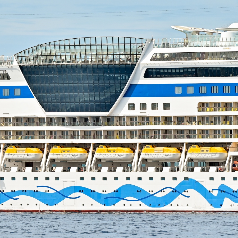 "އައިޑާ ބެލާ" ކްރޫޒްލައިނާ މާލޭ ކައިރިއަށް ބަނދަރުކޮށްފައި: 2500 ފަސިންޖަރުންގެ މި ކްރޫޒްލައިނާގައި 600 ފަޅުވެރިން ހިދުމަތް ދިނުމުގައި އުޅޭ.--- ފޮޓޯ: ނިޝާން އަލީ| މިހާރު